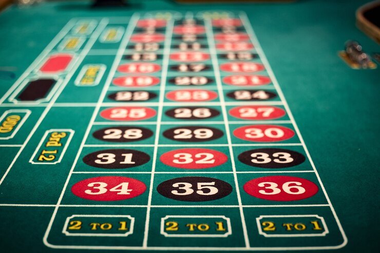 Tampilan live casino dengan dealer nyata dan meja permainan interaktif